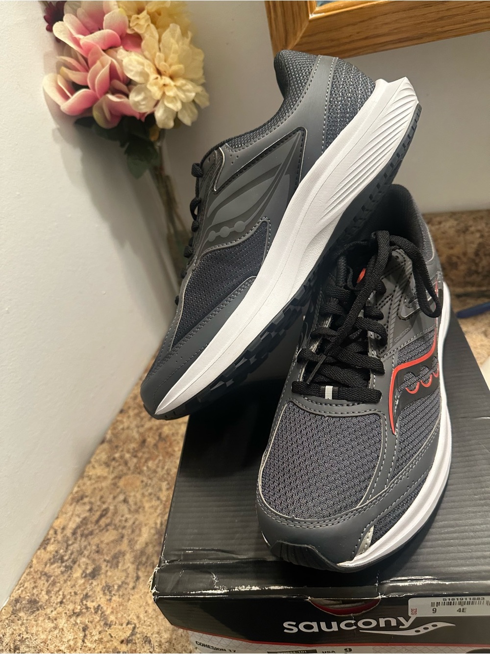 Saucony Men's Running Shoes in Shadow/Black size 9 wide